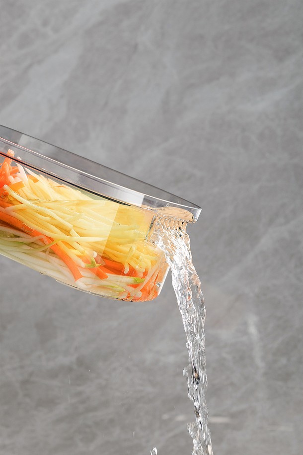 레벤호프 베지터블 슬라이서 그레이는 주방 조리에 특화된 주방용품입니다. 그레이와 실버 색상으로 제공되며, PET, ABS, 스테인리스 스틸 소재로 제작되었습니다. 6종 칼날, 29도 슬라이싱 각도, 손 보호대, 보호림으로 안전성을 높였으며, 1.5L 용량과 배수 시스템을 갖춰 실용적입니다. 1.5mm 얇은/3mm 두꺼운 칼날, 3mm/5mm 채썰기 칼날, 강판, 웨이브 패턴 칼날 등 다양한 구성품으로 채썰기, 슬라이스 기능과 분리, 보관이 용이합니다.
