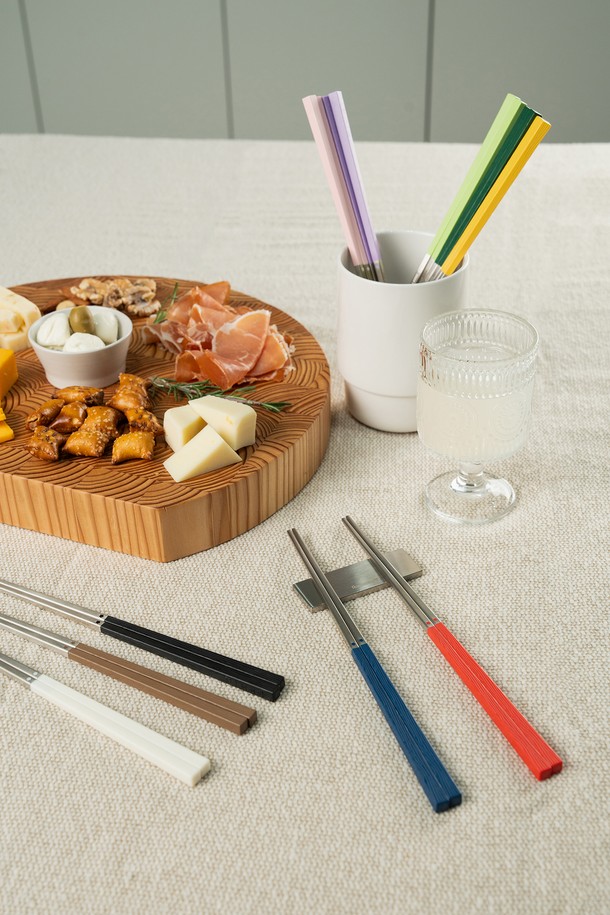 레벤호프 316스텐 수저레스트는 316 스테인리스 스틸 소재로 제작되어 뛰어난 내식성, 내열성, 항균 기능을 제공합니다. 미니멀하고 모던한 디자인에 매트 마감 처리가 더해져 세련된 식탁 분위기를 연출하며, 높이는 2.5cm입니다. 위생적인 사용을 돕는 방수 기능과 함께 식기세척기 및 열소독이 가능하여 편리하게 관리할 수 있습니다. 미끄럼 방지 무게감으로 안정적인 사용이 가능하며, 변색 없이 오랫동안 깔끔하게 사용할 수 있는 수저받침입니다.
