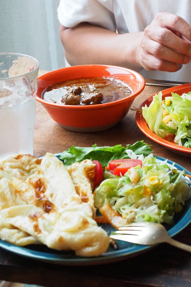 칩스 볼 450ml 매트 레드는 미니멀한 스타일의 세라믹 그릇입니다. 매트 레드 컬러에 무지 패턴으로 디자인되어 과일, 샐러드, 디저트, 스낵 등을 담기에 좋습니다. 미끄럼 방지 기능과 적층 가능하여 실내 및 실외에서 모두 사용 가능하며, 공간 효율적인 보관이 용이합니다. 내구성이 우수하며 안정적인 디자인에 로고 각인으로 포인트를 더했습니다. 전자레인지 및 직접 가열은 불가능하며, 세척 시 주의가 필요합니다.
