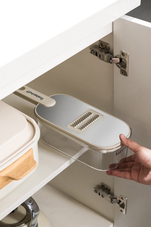 레벤호프 베지터블 슬라이서 그레이는 주방 조리에 특화된 주방용품입니다. 그레이와 실버 색상으로 제공되며, PET, ABS, 스테인리스 스틸 소재로 제작되었습니다. 6종 칼날, 29도 슬라이싱 각도, 손 보호대, 보호림으로 안전성을 높였으며, 1.5L 용량과 배수 시스템을 갖춰 실용적입니다. 1.5mm 얇은/3mm 두꺼운 칼날, 3mm/5mm 채썰기 칼날, 강판, 웨이브 패턴 칼날 등 다양한 구성품으로 채썰기, 슬라이스 기능과 분리, 보관이 용이합니다.
