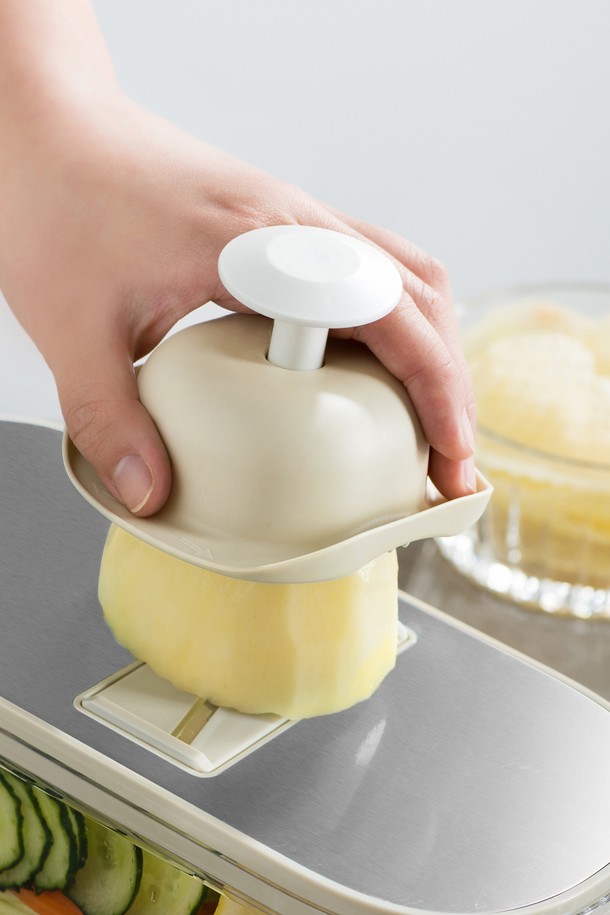 레벤호프 베지터블 슬라이서 그레이는 주방 조리에 특화된 주방용품입니다. 그레이와 실버 색상으로 제공되며, PET, ABS, 스테인리스 스틸 소재로 제작되었습니다. 6종 칼날, 29도 슬라이싱 각도, 손 보호대, 보호림으로 안전성을 높였으며, 1.5L 용량과 배수 시스템을 갖춰 실용적입니다. 1.5mm 얇은/3mm 두꺼운 칼날, 3mm/5mm 채썰기 칼날, 강판, 웨이브 패턴 칼날 등 다양한 구성품으로 채썰기, 슬라이스 기능과 분리, 보관이 용이합니다.
