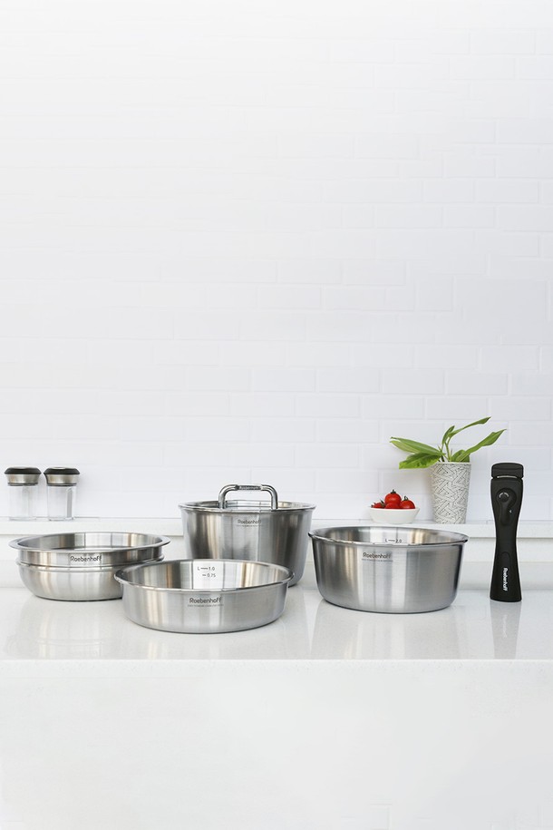 레벤호프 316Ti 통5중 굿 핸즈프리 5종 세트는 위생적인 스테인리스 스틸, 베이클라이트, 실리콘 소재로 제작되었으며 찌개, 찜 요리, 전골 등 다양한 요리에 활용할 수 있습니다. 20cm 높은 냄비, 중간 냄비, 낮은 냄비, 스티머, 멀티 손잡이로 구성되어 공간 효율적인 보관이 가능하며, 사용 편의성을 높였습니다. 내부 계량 눈금이 있어 요리 시 편리하며, 탈부착 가능한 멀티 손잡이로 더욱 안전하게 사용할 수 있습니다. 모든 열원에서 사용 가능하며, 식기세척기 사용이 가능하여 편리하게 관리할 수 있습니다. 전자레인지 및 오븐에서는 멀티 손잡이 사용이 불가하며, 로고가 특수 각인되어 있습니다.
