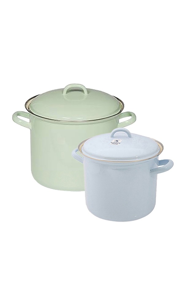 리스 번트 법랑 양수냄비 2종 세트는 민트와 화이트 색상으로 주방에 산뜻함을 더합니다. 18cm와 22cm 두 가지 크기로 구성되어 다양한 요리에 활용 가능하며, 법랑과 스테인리스스틸 소재로 제작되어 열전도율이 높고 위생적입니다. 3중 코팅으로 내구성이 뛰어나며, 인덕션 및 가스레인지에서 모두 사용 가능합니다. 핸드메이드 공법으로 제작되어 자연스러운 기포, 색상 및 테두리 라인 차이가 있을 수 있어 더욱 특별합니다.
