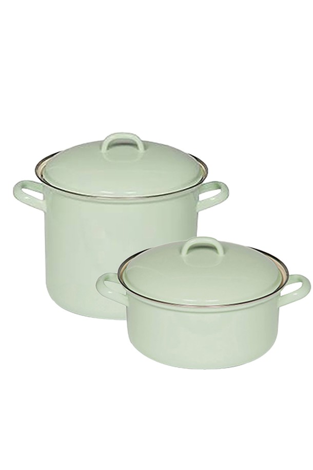 리스 번트 법랑 양수냄비 2종 세트는 열전도율이 우수하고 내열성이 뛰어나 조리 시 효율적인 사용이 가능한 주방용품입니다. 백색 법랑과 스틸 소재로 제작되었으며, 3중 코팅 처리와 자외선 차단 기능으로 내구성을 높였습니다. 22cm 양수 냄비 2개로 구성되어 다양한 요리에 활용할 수 있으며, 가스레인지, 인덕션, 오븐, 식기세척기 사용이 가능합니다. 일체형 손잡이, 블랙 바닥면, 세척 용이, 얼룩 방지 등의 특징을 갖춰 편리하게 사용할 수 있습니다. 수공예적 특성으로 인해 바닥면 기포, 불균일한 착색, 엣지 컬러라인 곡선, 표면 질감 차이 등이 있을 수 있으며, 전자레인지 사용은 불가합니다.
