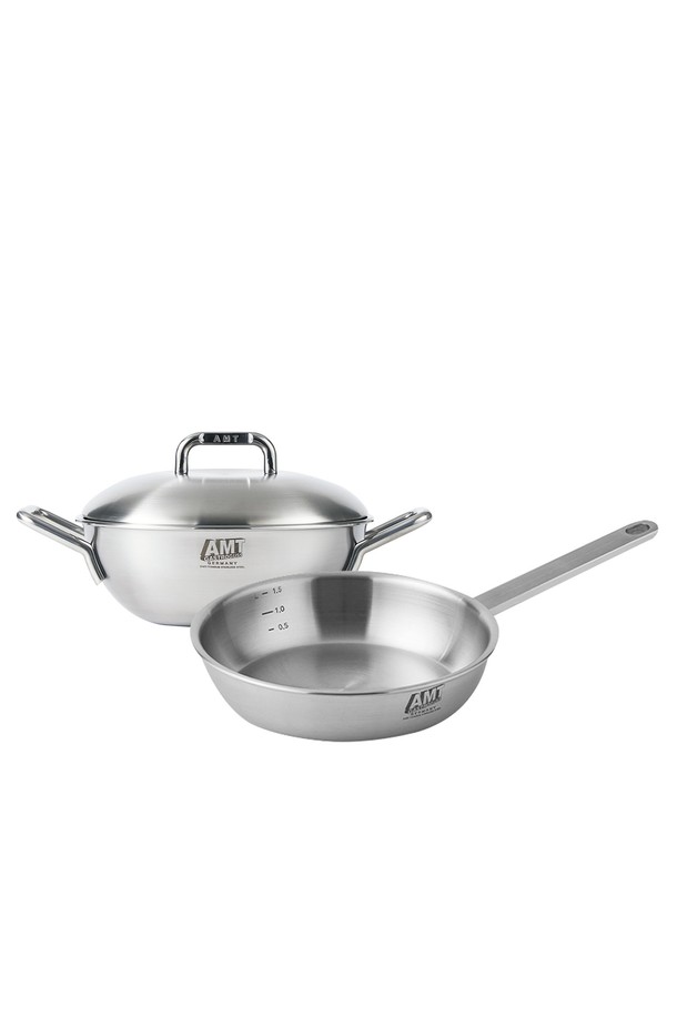 AMT 316TI 스텐 2종 세트(소테팬 22cm, 양수웍 22cm)는 주방의 품격을 높여줄 스테인리스 스틸 주방용품 세트입니다. 열 전도율과 보온성이 뛰어나 무수분 및 저수분 조리가 가능하며, 베이퍼 실 효과로 재료 본연의 맛을 살려줍니다. 튼튼한 통 5중 구조와 이음새 없는 스팟 용접으로 내구성과 내식성이 우수하여 오래도록 사용할 수 있습니다. 소테팬과 양수냄비로 구성되어 국물 요리, 조림, 튀김 등 다양한 요리에 활용 가능하며, 바닥면에 로고가 각인되어 있습니다. 가스, 핫플레이트, 인덕션, 할로겐, 식기세척기 등 다양한 열원에서 사용 가능합니다.
