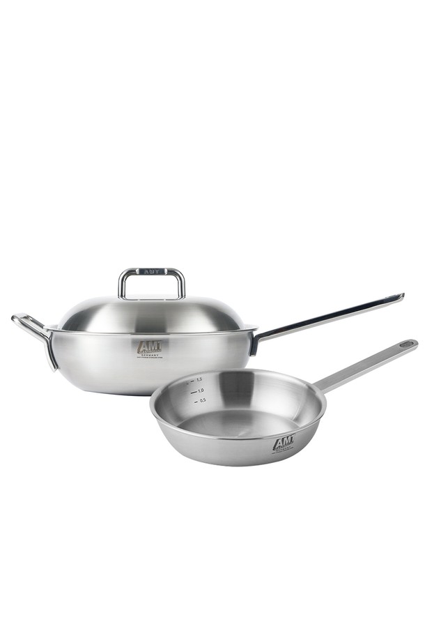 AMT 316TI 스텐 2종 세트(소테팬 22cm, 편수웍 28cm)는 뛰어난 내구성과 열 효율을 자랑하는 주방용품 세트입니다. 316Ti 스테인리스 스틸과 알루미늄의 통 5중 구조로 제작되어 열 전도율과 보온성이 우수하며, 내부 계량 눈금으로 편리하게 요리할 수 있습니다. 스팟 용접 방식의 손잡이와 위생적인 일체형 구조는 안전하고 깔끔한 사용을 보장합니다. 무수분 요리, 저수분 요리, 튀김 등 다양한 요리에 활용 가능하며, 가스, 핫플레이트, 인덕션, 할로겐 등 다양한 열원에서 사용할 수 있습니다.
