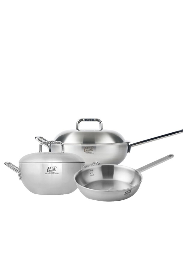 AMT 316TI 스텐 3종 세트 (양수웍 24cm, 소테팬 26cm, 편수웍 28cm)는 뛰어난 열전도성과 내구성을 자랑하는 주방 필수품입니다. 5중 바닥 구조로 열효율을 높이고, 스테인리스 스틸, 티타늄, 알루미늄의 조합으로 제작되어 내식성이 뛰어나 오랫동안 사용할 수 있습니다. 각 냄비는 스팟 용접 핸들로 안전성을 높였으며, 수분 밀폐 뚜껑과 스팀 순환 시스템으로 건강한 저수분/무수분 요리를 가능하게 합니다. 가스레인지, 전기레인지, 인덕션, 할로겐 등 다양한 열원에서 사용 가능하며, 용량 표시로 편리하게 요리할 수 있습니다. 2.7-3.5T 두께로 제작되어 튼튼하며, 중약불 사용을 권장합니다.
