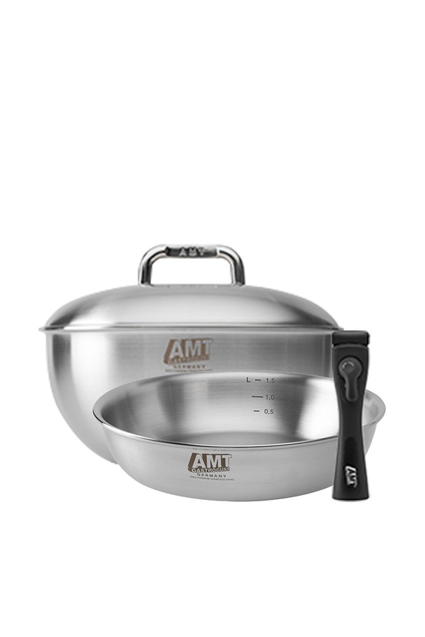 AMT 굿핸즈 마스터 316Ti (316티아이) 22cm 소테팬, 22cm 멀티웍, 그리고 멀티 손잡이로 구성된 주방용품 세트입니다. 5중 레이어 구조에 316Ti 티타늄 스테인리스 스틸 소재를 사용하여 열전도율과 열 보존율이 뛰어나며, 무수분 조리가 가능합니다. 본체 두께는 2.7-3.5T이며, 내부 이음새 없는 위생적인 디자인으로 제작되었습니다. 탈착식 손잡이로 공간 효율성을 높였으며, 가스레인지, 핫플레이트, 전기레인지, 인덕션, 할로겐, 오븐 등 다양한 사용 환경에서 활용할 수 있습니다. 증기 밀폐 효과와 부식 저항성을 갖춰 음식을 더욱 맛있고 건강하게 조리할 수 있습니다.
