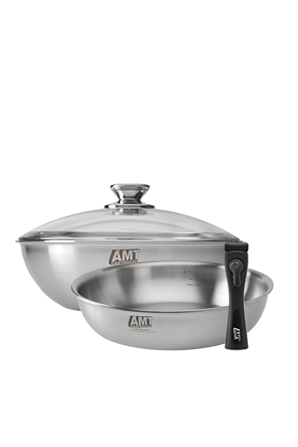 AMT 굿핸즈 마스터 316Ti 26cm 소테팬, 26cm 웍, 멀티 손잡이 세트는 의료용 등급 316Ti 스테인리스 스틸, 티타늄, 알루미늄 소재로 제작되어 뛰어난 내구성과 부식 저항성을 자랑합니다. 5중 바닥 구조로 열전도율과 보온성이 뛰어나며, 가스레인지, 핫플레이트, 전기레인지, 인덕션, 할로겐, 오븐 등 다양한 열원에서 사용 가능합니다. 2.7-3.5T 두께로 제작되어 견고하며, 무수분 조리도 가능하여 식재료 본연의 풍미를 살린 요리를 만들 수 있습니다. 소테팬과 웍, 그리고 탈부착 가능한 멀티 손잡이 구성으로 실용성을 높였으며, 내부 용량 표시와 위생적인 스팟 용접 손잡이, 스팀 순환 뚜껑 설계, 수분 보존 효과 등 사용자 편의를 고려한 기능들을 갖추었습니다.
