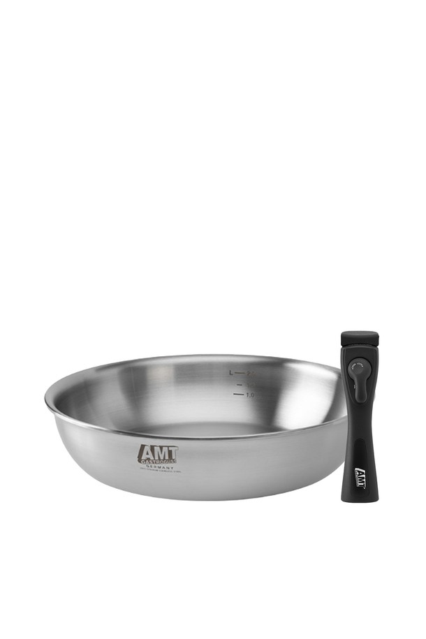 AMT 굿핸즈 마스터 316Ti 26cm 소테팬과 멀티 손잡이는 뛰어난 내식성과 내구성을 자랑하는 주방용품입니다. 의료용 316Ti 스테인리스 스틸 소재와 5중 구조로 제작되어 열전도율과 열보존력이 뛰어나 모든 열원에서 효율적인 조리가 가능합니다. 분리형 손잡이 시스템과 증기순환 뚜껑 설계를 통해 더욱 편리하고 안전하게 사용할 수 있으며, 내부 계량 표시로 정확한 양 조절이 용이합니다. 3.5T 두께의 굿핸즈 마스터 소테팬은 조리뿐만 아니라 서빙 시에도 유용하며, 폴리싱 표면 처리로 고급스러움을 더합니다. 단, 전자레인지 사용은 불가하며, 중약불 사용을 권장합니다.
