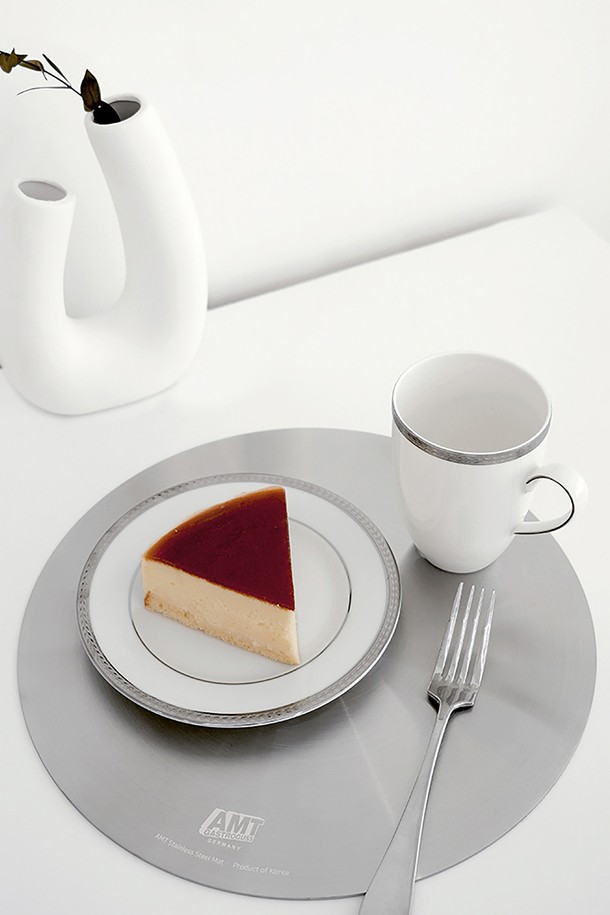 AMT 다용도 스텐 원형 매트 30cm는 냄비받침, 플레이팅, 무수분 및 저수분 요리에 활용 가능한 주방용품입니다. 5중 구조로 제작되어 열전도율과 보온성이 뛰어나며, 내구성과 내식성이 우수하여 위생적이고 반영구적인 사용이 가능합니다. 30cm 사이즈의 원형 디자인에 로고 각인이 새겨져 있으며, 2.7~3.5T 두께로 안정감을 더했습니다. 가스레인지, 핫플레이트, 인덕션, 할로겐 등 다양한 열원에서 사용할 수 있으며, 식기세척기 사용도 가능합니다. 단, 전자레인지 사용은 불가합니다.
