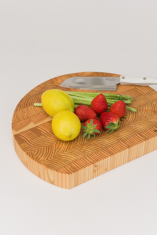 레벤호프 라치우드 엔드그레인 도마 하프 사이클 대는 주방의 품격을 높여주는 필수 아이템입니다. 라치우드 원목의 자연스러운 무늬가 돋보이며, 40mm 두께의 견고함과 엔드그레인 구조로 뛰어난 내구성을 자랑합니다. 반달형 디자인과 곡선 엣지, 논슬립 바닥은 안정적인 사용감을 제공하며, 칼자국 저항 기능으로 위생적인 사용이 가능합니다. 모노코트 오일 표면 처리와 식품 안전 마감으로 조리 및 플레이팅 모두에 안심하고 사용할 수 있으며, 프리미엄 빈티지 스타일을 연출합니다.
