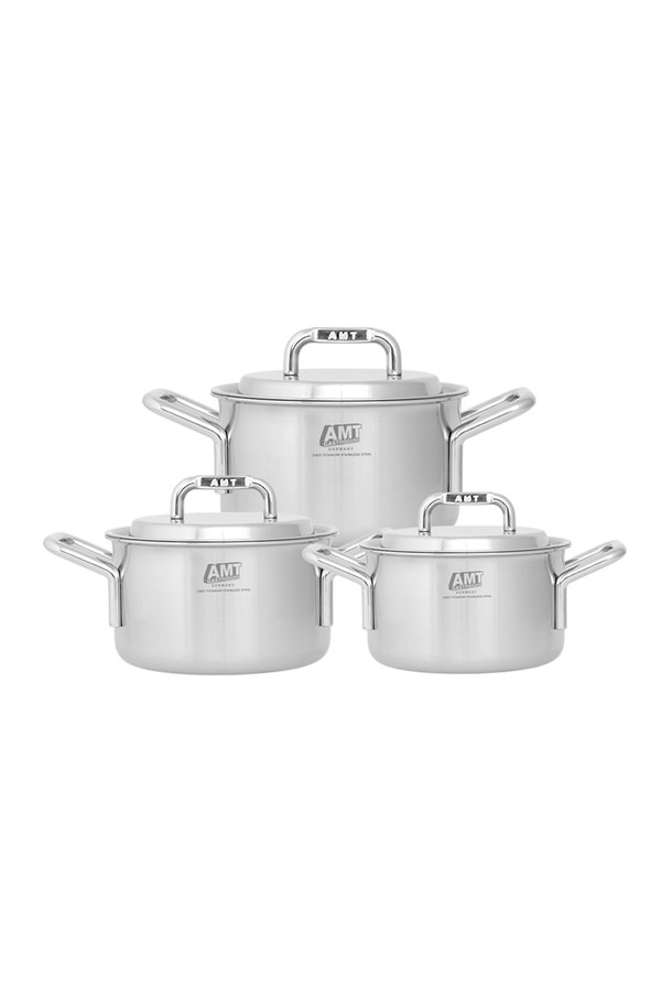 AMT 316Ti (AMT 316Ti) 통5중 샤프 양수냄비 3종 세트는 16cm(1.9L), 20cm(3.6L), 24cm(6.1L) 냄비로 구성된 주방용품 세트입니다. 의료용 등급의 316Ti 티타늄 스테인리스스틸과 알루미늄을 사용하여 내구성이 뛰어나고 부식에 강하며, 5중 풀바디 구조로 우수한 열전도성과 균일한 열분배를 자랑합니다. 2.7-3.5T 두께로 제작되었으며, 내부 용량 표시와 스팀 순환 뚜껑 설계를 통해 편리하게 사용할 수 있습니다. 가스레인지, 핫플레이트, 전기레인지, 인덕션, 할로겐 등 다양한 열원에서 사용 가능하며, 저수분 조리도 가능합니다. 옵토디자인 트레이 1P를 사은품으로 증정합니다.
