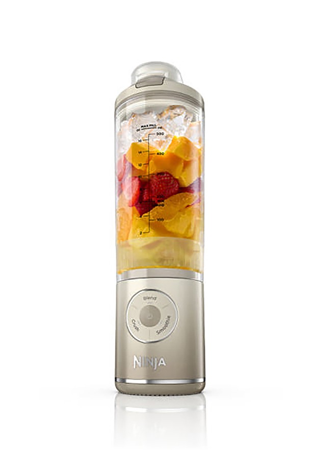 SharkNinja 닌자 블라스트 맥스 무선 블렌더 BC251KR은 650ml 용량의 무선 블렌더로, '그레이', '크림', '다크네이비', '플래티넘 실버', '라벤더' 5가지 색상으로 출시되었습니다. Auto-iQ 기술과 3가지 블렌딩 모드(블렌드, 스무디, 크러쉬)를 지원하며, 8중 크러쉬 블레이드와 원터치 자동 블렌딩, LED 인디케이터 시스템, Twist & Go 분리형 용기를 갖췄습니다. 10.8Vdc/2450 mAh 배터리로 최대 25회 사용 가능하며, 모터 베이스, 용기 및 칼날, 뚜껑, AC 충전 어댑터가 구성품으로 제공됩니다.
