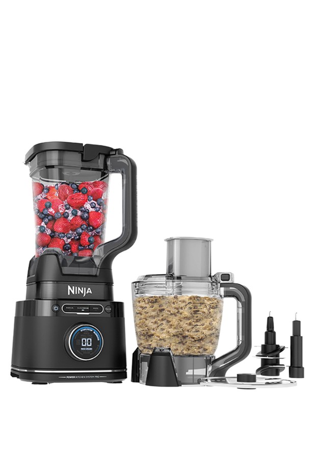 [SharkNinja] 닌자 디텍트 파워 블렌더 프로 키친 시스템 TB401KR은 1200W의 강력한 소비전력과 1,800W 최대 출력을 자랑하며, 2.1L 피처(적정 1.9L) 및 700ml 싱글컵을 제공하여 다양한 양의 요리를 편리하게 처리할 수 있습니다. 블렌드센스 기술, 토탈 크러싱 기술, 3단 6중 칼날 시스템, 하이브리드 엣지 칼날을 통해 스무디, 착즙 음료, 반죽, 야채 슬라이스 등 다양한 요리를 손쉽게 만들 수 있으며, 1~10단계 속도 조절이 가능합니다. 푸드 프로세싱, 도우 만들기, 편썰기/채썰기 기능, MINCE, SMALL CHOP, LARGE CHOP, CRUSH/MAX-CRUSH, THICK MODE 등 다양한 프로그램 모드를 지원하여 주방의 활용도를 높여줍니다.
