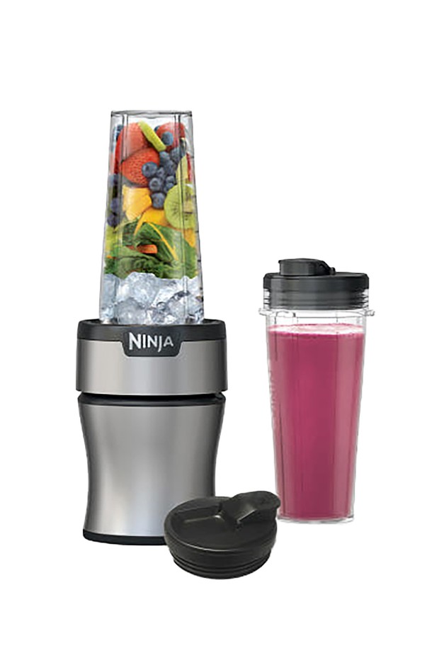 닌자 뉴트리 싱글 블렌더 플러스 다용도 믹서기 BN300KR은 700W의 강력한 성능으로 스무디, 주스, 양념 등 다양한 요리를 간편하게 만들 수 있습니다. 6-Motion 블레이드 기술과 BPA-free 플라스틱, 스테인리스 스틸 소재를 사용하여 영양소 손실을 최소화하며, 원터치 작동, 안전 잠금 장치, 자동 냉각 시스템 등 편리하고 안전한 기능을 제공합니다. 본체, 싱글컵 2개(594ml), 컵뚜껑 2개, 블레이드 조립부로 구성되어 있으며, 식기세척기 사용이 가능하여 위생적으로 관리할 수 있습니다.
