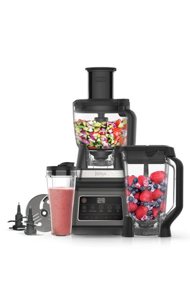 **SharkNinja 닌자 올인원 블렌더 프로페셔널 믹서기 BN800KR**는 1200W의 강력한 모터와 6단계 모션 블레이드 시스템을 통해 블렌딩, 다지기, 반죽, 얼음 분쇄 등 다양한 기능을 제공하는 다재다능한 주방 필수템입니다. 2.1L 피처, 700mL 싱글컵, 1.8L 푸드프로세서 볼을 포함하여 다양한 용도로 활용 가능하며, 4중 안전 시스템, 자동 환기 시스템, 흡착식 받침으로 안전하게 사용할 수 있습니다. BPA-Free 트라이탄 소재로 제작되어 위생적이며, 3단 블레이드 구조와 영양소 보존 기능으로 더욱 만족스러운 사용 경험을 선사합니다.
