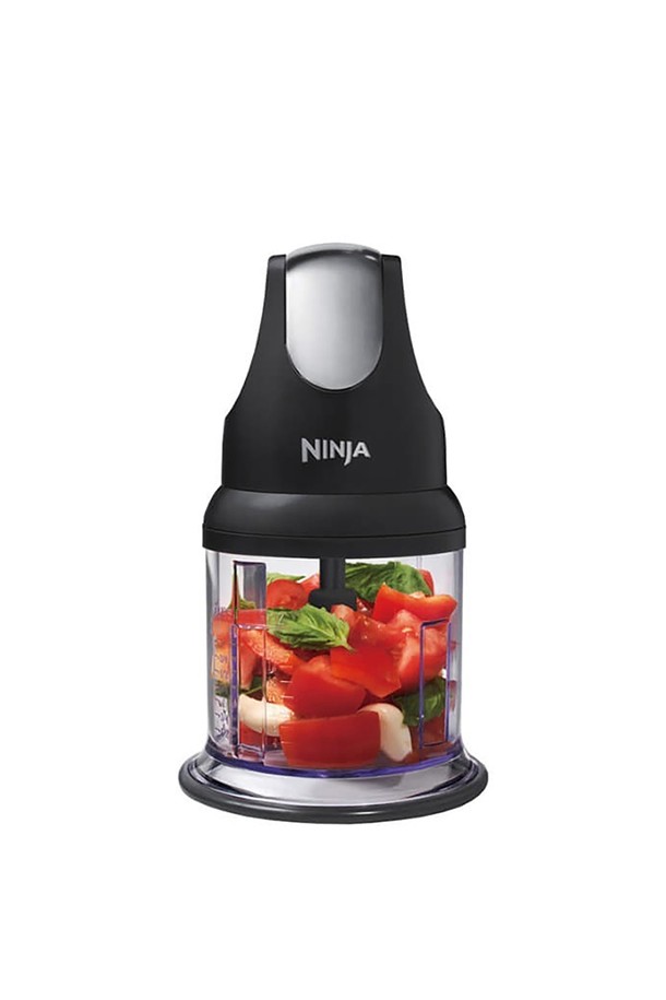 [SharkNinja] 닌자 프로페셔널 초퍼 블렌더 NJ1001KR은 500ml 용량으로, 4중 스테인리스 칼날과 BPA-FREE 친환경 소재를 사용하여 내구성과 안전성을 높인 주방 필수품입니다. 마늘, 양파, 견과류 등 다양한 식재료를 빠르고 간편하게 다질 수 있으며, 소스 및 양념 제조, 분쇄 기능까지 갖춰 요리의 즐거움을 더합니다. 200W의 강력한 모터와 원버튼 작동 방식, 안전 설계 시스템, 컴팩트한 사이즈로 편리하게 사용할 수 있습니다.
