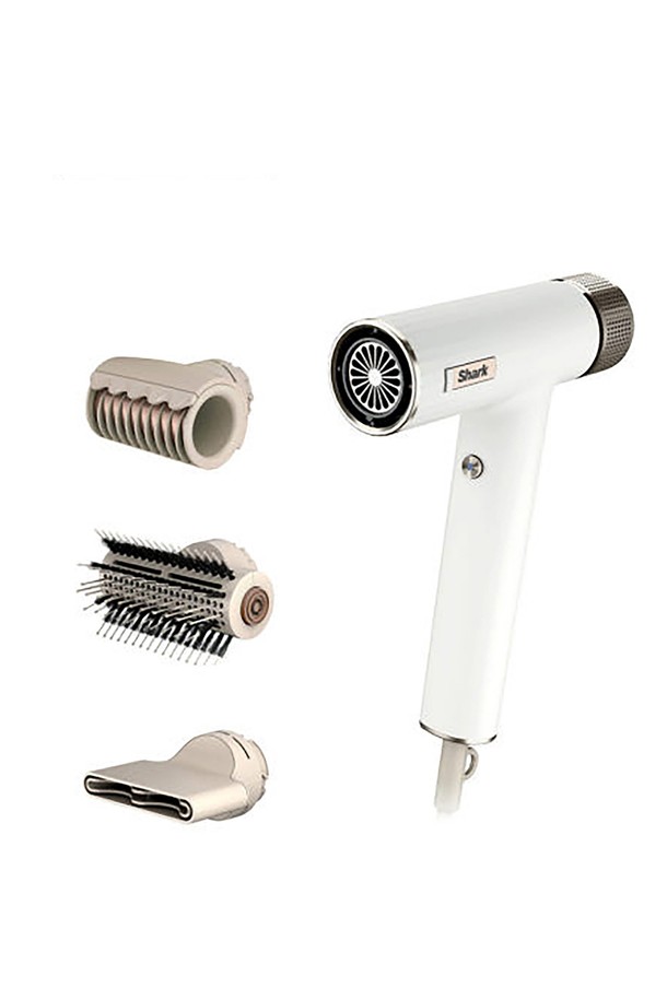 [SharkNinja] 샤크 스피드스타일 3in1 멀티 에어 드라이기 HD331KR은 이온 기능과 열풍 조절, 회전 노즐을 통해 스타일링, 볼륨, 정전기 방지까지 가능한 제품입니다. 본체, RapidGloss™ 피니셔, QuickSmooth 브러시, 터보 컨센트레이터로 구성되어 있으며, 550g의 가벼운 무게와 2.44m의 넉넉한 전원선 길이를 자랑합니다. 코안다 기술과 스마트 액세서리 인식 시스템, 인체공학적 디자인으로 프리즈 감소, 광택 향상, 모발 텍스처 개선 효과를 제공하는 화이트 색상의 헤어 드라이기입니다.
