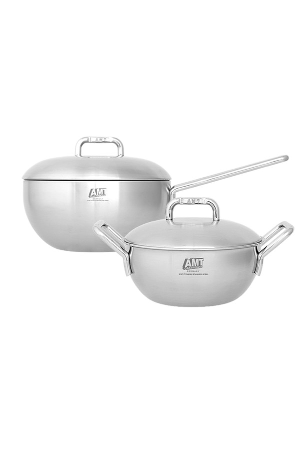 AMT 316Ti 통5중 샤프 웍 2종세트는 멀티웍 24cm와 양수웍 20cm로 구성된 주방용품입니다. 스테인리스 스틸과 알루미늄의 5중 레이어 구조로 뛰어난 열 전도율과 보온성을 자랑하며, 모든 열원에서 사용 가능합니다(전자레인지 제외). 이음새 없는 스팟 용접과 내부 계량 눈금, 스팀 순환 시스템, 베이퍼 실 효과를 통해 튼튼한 내구성과 위생적인 사용 환경을 제공합니다. 국물 요리, 조림, 튀김, 파스타 등 다양한 요리에 활용 가능하며, 묵직한 뚜껑 구조와 바닥면 로고 각인이 특징입니다.
