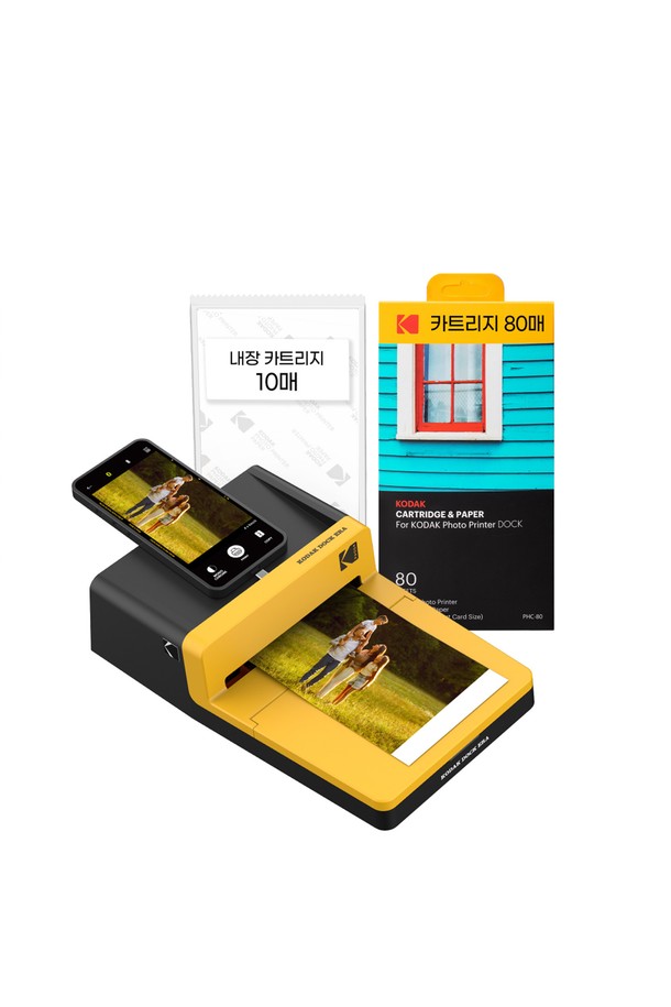 코닥 도크(KODAK DOCK) ERA 포토프린터는 사진을 간편하게 인화할 수 있는 휴대용 포토 프린터입니다. 블랙과 옐로우 두 가지 색상으로 제공되며, 스마트폰과 무선으로 연결하여 사진을 바로 인쇄할 수 있습니다. 컴팩트한 사이즈로 휴대성이 뛰어나 언제 어디서든 사진을 출력할 수 있습니다. 프린터 본체와 함께 카트리지 90매가 기본 구성으로 제공되어 넉넉하게 사진 인화가 가능합니다. 소중한 추억을 간직하고 싶을 때, 코닥 도크 ERA 포토프린터로 간편하게 사진을 인화해 보세요.

