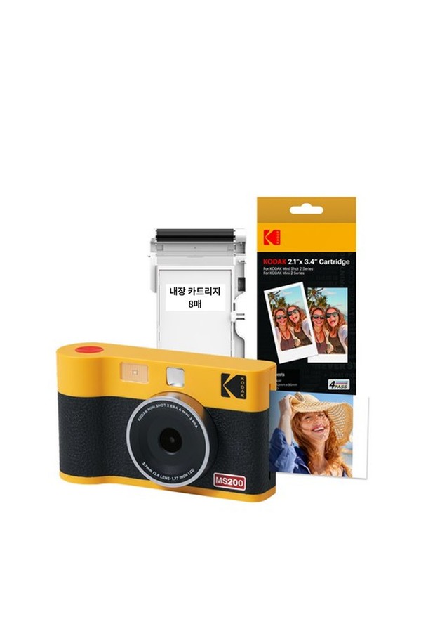 코닥 미니샷2(Mini Shot 2) ERA 즉석 카메라는 옐로우와 블랙 두 가지 색상으로 출시되어 개성 있는 스타일을 연출합니다. 컴팩트한 사이즈와 레트로 디자인으로 휴대성이 뛰어나며, 일상과 여행 등 다양한 상황에서 즉석 사진을 인화할 수 있습니다. 카메라 본체와 함께 38매의 카트리지가 제공되어, 바로 사진을 인화하여 소중한 순간을 간직할 수 있습니다. 플라스틱 소재로 제작되어 가볍고 튼튼하며, 휴대가 간편하여 언제 어디서든 사진 촬영의 즐거움을 더합니다. 간편한 사용법으로 누구나 쉽게 즉석 사진의 매력을 경험할 수 있습니다.
