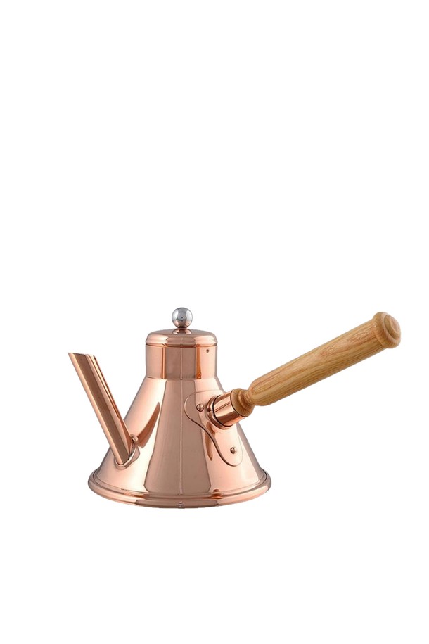 모비엘 Savoir - vivre (사부아 비브르) 코퍼 커피포트 900ml는 구리, 스테인리스 스틸, 목재 소재로 제작된 주방용품입니다. 뛰어난 열전도성을 자랑하며, 전통 수공예 제작 방식을 통해 심미적인 디자인과 실용성을 모두 갖추었습니다. 내부 주석 코팅과 외부 광택 처리, 매트 마감으로 섬세하게 마감되었으며, 가스레인지, 핫플레이트, 전기레인지, 할로겐, 오븐 등 다양한 열원에서 사용 가능합니다. 900ml 용량으로, 스탬핑, 스피닝, 보일러 제작, 비드블라스팅, 해머링, 주석도금, 폴리싱, 드릴링, 조립 등 섬세한 제조 공정을 거쳐 완성되었습니다. 목재 손잡이는 사용 시 편안한 그립감을 제공합니다.
