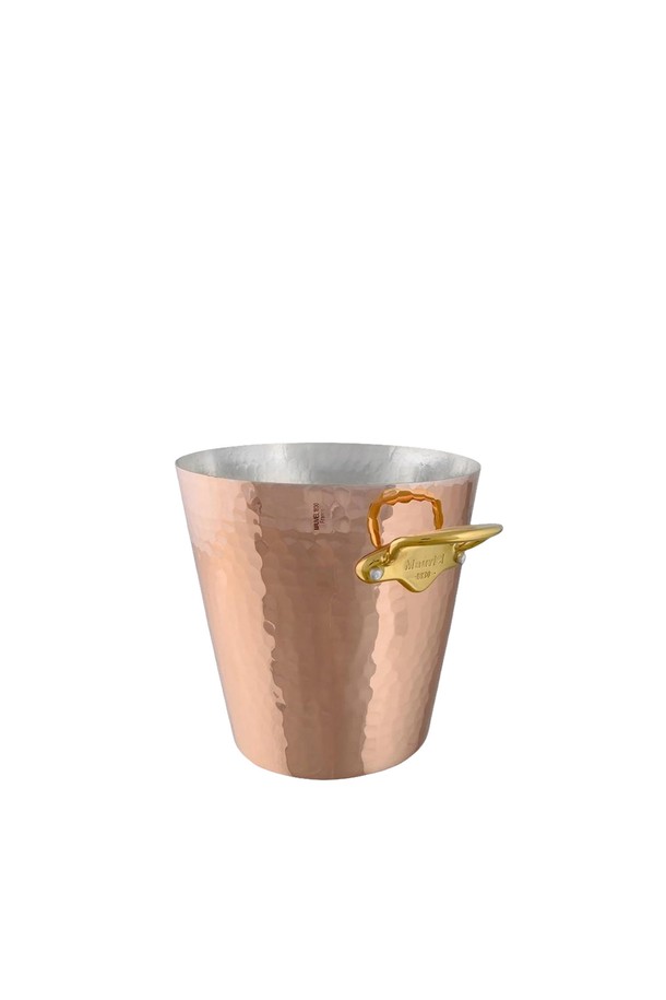 모비엘 M 30 샴페인 바스켓은 특별한 날을 더욱 빛내줄 샴페인 바스켓입니다. 구리, 알루미늄, 스테인리스 스틸의 조합으로 제작되어 뛰어난 열전도성과 세련된 샴페인 및 구리색 외관을 자랑합니다. 4.5L 용량으로 넉넉하며, 해머드 마감과 브라스 핸들의 조화가 고급스러운 디자인을 완성합니다. 다이닝과 파티 테이블을 우아하게 연출하며, 손세척으로 관리하여 오래도록 사용할 수 있습니다. 식기세척기 및 전자레인지 사용은 불가합니다.
