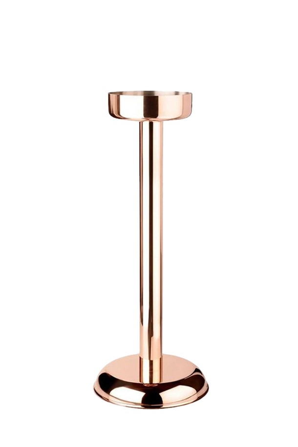 모비엘(M'vielle) M 30 코퍼 샴페인&와인 바스켓홀더는 구리, 알루미늄, 스테인리스 스틸을 주요 소재로 사용한 전문가용 주방 기구입니다. 해머링 기법으로 마감된 코퍼 및 샴페인 골드 색상의 바스켓홀더는 와인과 샴페인을 보관하며 보온 및 보냉 기능을 제공합니다. 수작업으로 제작된 전통적인 디자인은 주방에 고급스러움을 더하며, 우수한 열전도성을 자랑합니다. 내부에는 스테인리스 스틸 라이닝 처리가 되어 있어 위생적입니다. 스탬핑, 주석도금, 해머링, 드릴링, 조립 등의 섬세한 제조 공정을 거쳐 완성됩니다.
