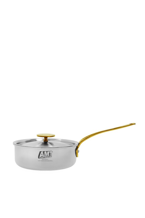 AMT 316Ti 스텐 그란트 16cm 편수(뚜껑 포함)는 316Ti 스테인리스 스틸과 304 스테인리스 스틸을 주요 소재로 사용하여 내구성과 내식성이 뛰어납니다. 통 5중 및 일체형 구조로 설계되었으며, 저수분 요리와 스팀 순환 기능을 통해 효율적인 조리가 가능합니다. 내부 계량 눈금이 있어 편리하며, 높은 열 전도율과 보온성을 자랑합니다. 가스, 핫플레이트, 일렉트릭, 인덕션, 할로겐, 오븐 등 다양한 열원에서 사용할 수 있으며, 의료기구급 소재로 안전성을 높였습니다. SPOT 용접 방식으로 제작된 손잡이는 견고하며, 전자레인지는 사용할 수 없습니다.
