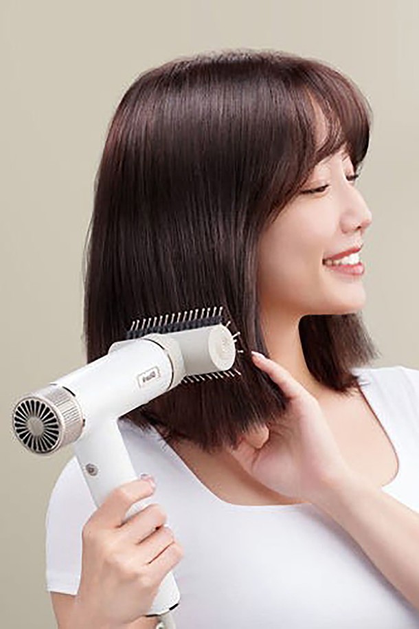 [SharkNinja] 샤크 스피드스타일 3in1 멀티 에어 드라이기 HD331KR은 이온 기능과 열풍 조절, 회전 노즐을 통해 스타일링, 볼륨, 정전기 방지까지 가능한 제품입니다. 본체, RapidGloss™ 피니셔, QuickSmooth 브러시, 터보 컨센트레이터로 구성되어 있으며, 550g의 가벼운 무게와 2.44m의 넉넉한 전원선 길이를 자랑합니다. 코안다 기술과 스마트 액세서리 인식 시스템, 인체공학적 디자인으로 프리즈 감소, 광택 향상, 모발 텍스처 개선 효과를 제공하는 화이트 색상의 헤어 드라이기입니다.
