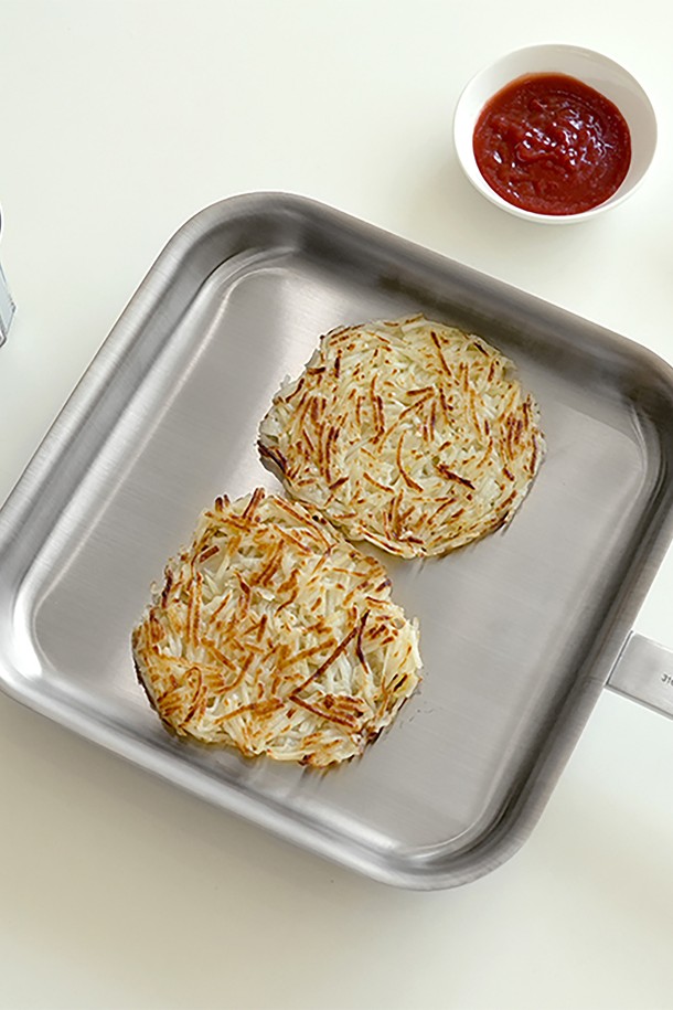 AMT 316Ti 스텐 통5중 프로 정사각 베스트팬 24cm은 316Ti 스테인리스 스틸 소재의 정사각 프라이팬입니다. 통5중 구조로 제작되어 뛰어난 내구성과 열전도율, 보온성을 자랑하며, 24cm x 24cm x 3.5cm 크기입니다. 크롬/니켈/몰리브덴/티타늄 합금으로 제작되어 내식성이 우수하며, 티타늄의 강도(철의 2배, 알루미늄의 6배)로 뒤틀림 없이 오래 사용할 수 있습니다. 스팀 순환 시스템, 스팟 용접 손잡이, 내부 계량 눈금, 그리고 베이퍼 실 효과와 무/저수분 요리가 가능한 기능으로 요리를 더욱 편리하게 돕습니다. 가스, 핫플레이트, 인덕션, 할로겐 등 다양한 열원에서 사용 가능합니다.
