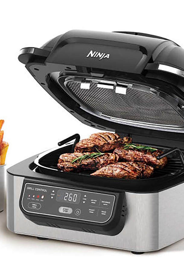 [SharkNinja] 닌자 5 in 1 에어그릴&에어프라이어 AG301KR은 블랙/실버 색상의 에어프라이어이며, 에어프라이, 그릴, 베이크, 로스트, 건조 기능을 갖췄습니다. 스테인리스 스틸과 세라믹 코팅 소재로 제작되었으며 260°C 초고온 조리, 원터치 쿠킹 시스템, 터치패널, 분리형 구조, 연기 최소화, 사이클로닉 그릴링 테크놀로지 등의 특징을 가지고 있습니다. 본 제품은 본체, 그릴 플레이트, 에어프라이어 바스켓, 외부 바스켓으로 구성되어 있으며, 220V/60Hz, 1760W의 소비전력, 12.9Kg의 중량, 235 x 356 x 450 mm의 크기를 가졌습니다.
