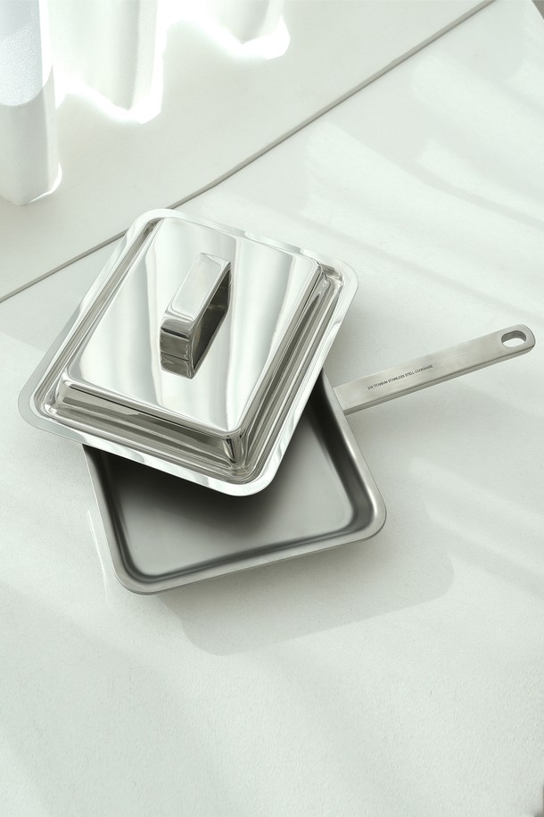 AMT 316Ti 스텐 프로 가로형 사각 피싱팬은 316Ti 및 304 스테인리스 스틸을 주요 소재로 사용한 주방용품입니다. 가로형 사각형 디자인으로, 5중 구조 바디와 SPOT 용접 방식 손잡이를 통해 내구성과 내식성을 높였습니다. 이 제품은 스팀 순환 시스템, 내부 계량 눈금, 무수분/저수분 조리 기능, 열 전도 및 보존 기능을 갖추고 있으며, 베이퍼 씰을 통해 더욱 효율적인 조리가 가능합니다. 가스레인지, 핫플레이트, 인덕션 등 다양한 열원에서 사용 가능하며, 오븐 및 식기세척기에서도 사용할 수 있습니다. 단, 전자레인지는 사용 불가합니다.
