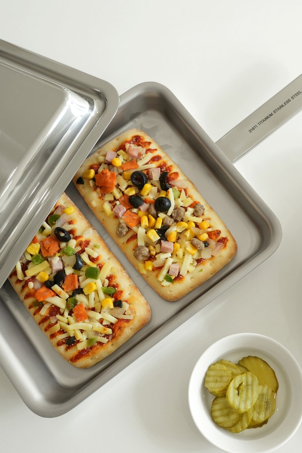 AMT 316Ti 스텐 프로 세로형 사각 피싱팬은 316Ti 티타늄 스테인리스, 304 스테인리스, 알루미늄 소재로 제작된 주방용품입니다. 5중 바디 구조와 2.7~3.5T 두께로 내구성을 높였으며, 수분 순환 시스템과 증기 밀폐 효과를 통해 효율적인 요리를 돕습니다. 스팟 용접 손잡이와 내부 계량 표시로 편리성을 더하고, 부식 방지 및 위생적인 사용이 가능합니다. 가스레인지, 핫플레이트, 전기레인지, 인덕션, 할로겐 등 다양한 열원에서 사용 가능하며, 식기세척기 사용이 가능합니다. 무수 및 저수 조리, 뛰어난 열전도성과 보온성을 제공합니다.
