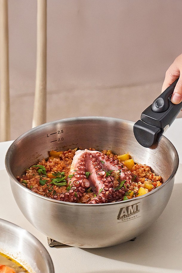 AMT 굿핸즈 마스터 316Ti 22cm 멀티웍은 316Ti 티타늄 스테인리스 스틸과 알루미늄 소재로 제작되어 뛰어난 열전도성과 보온성을 자랑합니다. 5중 풀바디 구조와 3.5T 두께로 견고하며, 의료용 등급 소재를 사용하여 위생적이고 안전합니다. 무수분/저수분 조리와 일반 조리가 가능하며, 가스레인지, 전기레인지, 인덕션, 할로겐, 오븐 등 다양한 열원에서 사용할 수 있습니다. 스텐 뚜껑과 분리형 멀티 손잡이가 함께 제공되어 편리하며, 304 스테인리스 대비 내부식성이 강화되어 오래 사용할 수 있습니다.
