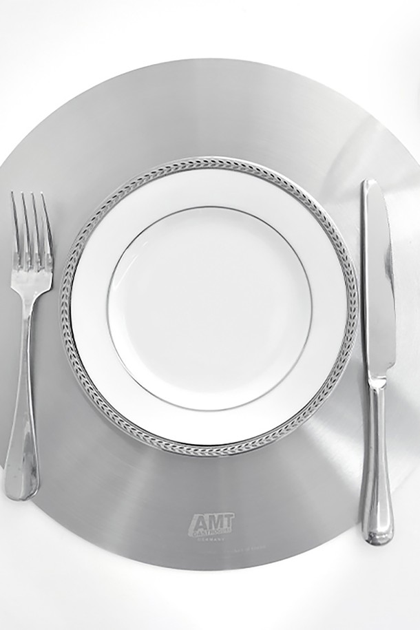AMT 다용도 스텐 원형 매트 30cm는 냄비받침, 플레이팅, 무수분 및 저수분 요리에 활용 가능한 주방용품입니다. 5중 구조로 제작되어 열전도율과 보온성이 뛰어나며, 내구성과 내식성이 우수하여 위생적이고 반영구적인 사용이 가능합니다. 30cm 사이즈의 원형 디자인에 로고 각인이 새겨져 있으며, 2.7~3.5T 두께로 안정감을 더했습니다. 가스레인지, 핫플레이트, 인덕션, 할로겐 등 다양한 열원에서 사용할 수 있으며, 식기세척기 사용도 가능합니다. 단, 전자레인지 사용은 불가합니다.

