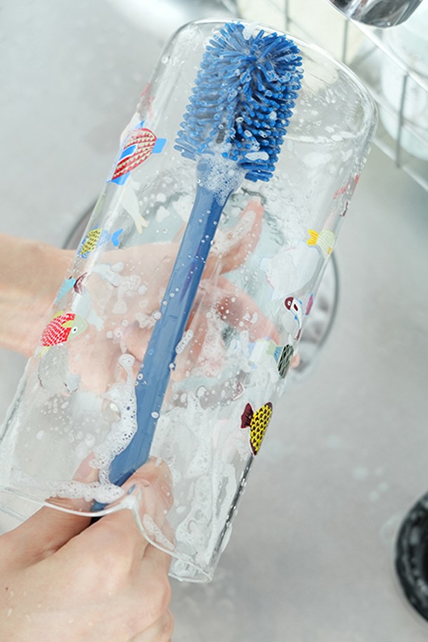 레벤호프 클리닝 브러쉬 블루 35cm는 주방용품 세척에 최적화된 브러쉬입니다. 나선형 실리콘 브러쉬와 미끄럼 방지 손잡이 디자인으로 강력한 세척력과 편안한 그립감을 제공합니다. 35cm 길이로 좁은 틈새까지 깨끗하게 세척 가능하며, 풍부한 거품을 생성하여 더욱 효과적인 세정이 가능합니다. 긁힘 방지 기능과 보관을 위한 걸이용 고리가 있어 실용적이며, 비닐 포장과 선물용 박스로 포장되어 더욱 만족스러운 사용 경험을 선사합니다.
