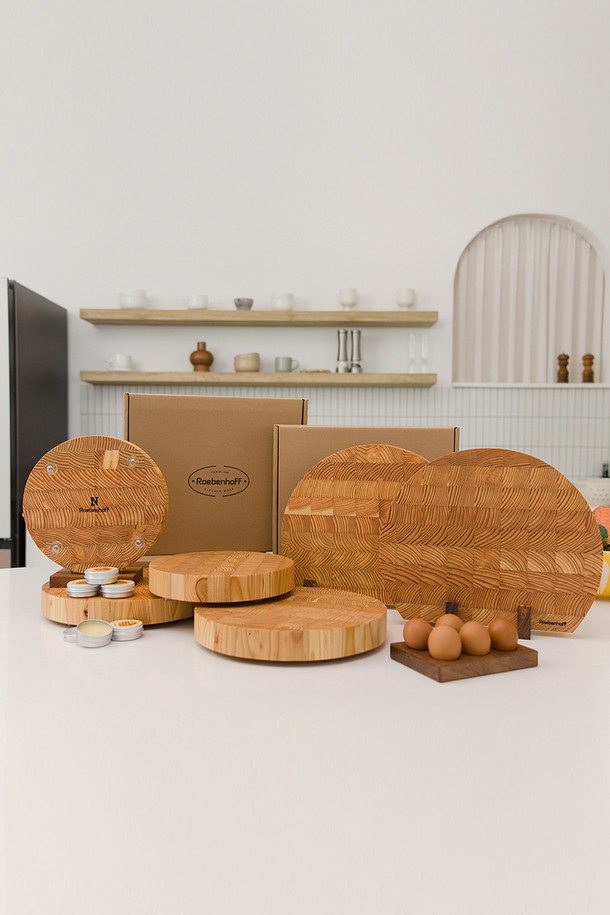 레벤호프 라치우드 엔드그레인 도마 하프 사이클 대는 주방의 품격을 높여주는 필수 아이템입니다. 라치우드 원목의 자연스러운 무늬가 돋보이며, 40mm 두께의 견고함과 엔드그레인 구조로 뛰어난 내구성을 자랑합니다. 반달형 디자인과 곡선 엣지, 논슬립 바닥은 안정적인 사용감을 제공하며, 칼자국 저항 기능으로 위생적인 사용이 가능합니다. 모노코트 오일 표면 처리와 식품 안전 마감으로 조리 및 플레이팅 모두에 안심하고 사용할 수 있으며, 프리미엄 빈티지 스타일을 연출합니다.
