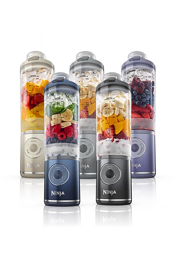 SharkNinja 닌자 블라스트 맥스 무선 블렌더 BC251KR은 650ml 용량의 무선 블렌더로, '그레이', '크림', '다크네이비', '플래티넘 실버', '라벤더' 5가지 색상으로 출시되었습니다. Auto-iQ 기술과 3가지 블렌딩 모드(블렌드, 스무디, 크러쉬)를 지원하며, 8중 크러쉬 블레이드와 원터치 자동 블렌딩, LED 인디케이터 시스템, Twist & Go 분리형 용기를 갖췄습니다. 10.8Vdc/2450 mAh 배터리로 최대 25회 사용 가능하며, 모터 베이스, 용기 및 칼날, 뚜껑, AC 충전 어댑터가 구성품으로 제공됩니다.
