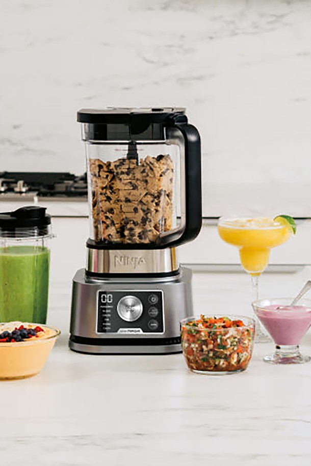 SharkNinja 닌자 스마트 파워 업 초고속 블렌더 믹서기 CB350KR은 6 Motion Blade 시스템과 8중 입체 칼날을 통해 강력한 성능을 제공합니다. 이 제품은 주스, 스무디, 아이스크림, 드레싱, 다지기, 반죽 등 다양한 요리를 간편하게 만들 수 있으며, Auto-IQ 다이얼 프로그램과 수동/순간 작동 모드를 지원합니다. 400ml, 700ml, 2.7L 용기, Hybrid Edge Blade, Total Crushing & Chopping Blade, Dough & Batter Blade 등 다양한 구성품과 BPA Free 소재, 3중 안전 시스템, 매끄럽고 세련된 디자인으로 안전하고 편리하게 사용할 수 있습니다.
