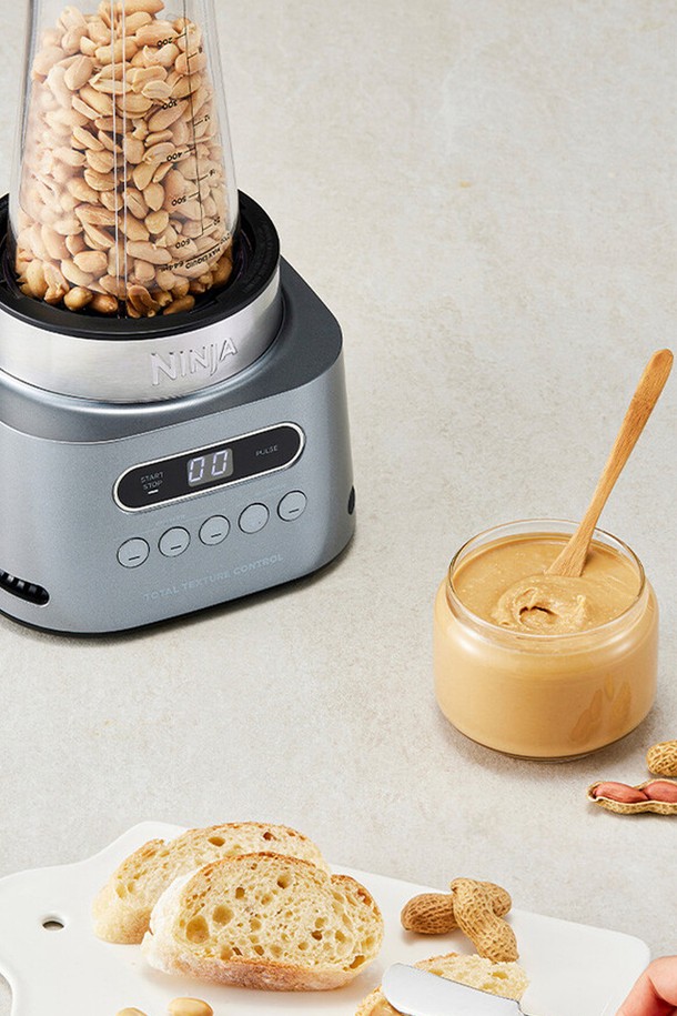 [SharkNinja] 닌자 트위스티하이스피드 2in1 블렌더듀오 CB151KR은 1600W의 강력한 모터와 6중 스테인리스 블레이드로 스무디, 칵테일 등 다양한 음료를 쉽고 빠르게 만들 수 있습니다. 2.4L의 총 용량과 1L 피처컵, 700ml 싱글컵 2개로 넉넉한 양을 조리할 수 있으며, 5가지 Auto-iQ 프로그램과 블렌드, 크러시, 슬러시, 파워믹스, 맥스 모드를 지원하여 다양한 레시피에 활용 가능합니다. SmartTORQUE 기술, 내장형 트위스트 패들, 드리즐 캡, 안전 센서 시스템, 미끄럼 방지 실리콘 베이스, 디지털 디스플레이, 분리형 부품, 컴팩트 보관 디자인 등 편리하고 안전한 사용을 위한 다양한 기능을 갖추었습니다.
