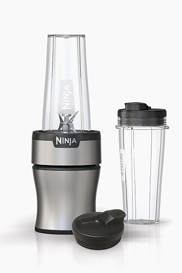 닌자 뉴트리 싱글 블렌더 플러스 다용도 믹서기 BN300KR은 700W의 강력한 성능으로 스무디, 주스, 양념 등 다양한 요리를 간편하게 만들 수 있습니다. 6-Motion 블레이드 기술과 BPA-free 플라스틱, 스테인리스 스틸 소재를 사용하여 영양소 손실을 최소화하며, 원터치 작동, 안전 잠금 장치, 자동 냉각 시스템 등 편리하고 안전한 기능을 제공합니다. 본체, 싱글컵 2개(594ml), 컵뚜껑 2개, 블레이드 조립부로 구성되어 있으며, 식기세척기 사용이 가능하여 위생적으로 관리할 수 있습니다.
