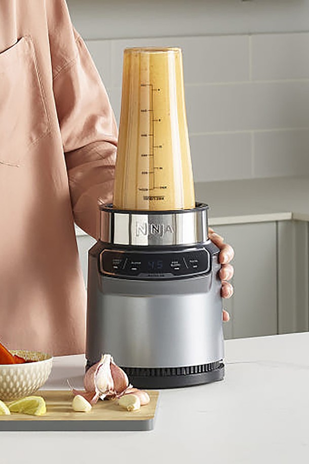 SharkNinja 닌자 뉴트리 블렌더 프로 with Auto-IQ 믹서기 BN500KR은 1000W의 강력한 모터와 Auto-IQ 시스템을 통해 최적의 블렌딩을 제공합니다. 500ml, 700ml, 900ml의 다양한 용량 컵과 6중 블레이드 시스템을 갖춰 얼음 분쇄와 영양소 보존에 효과적입니다. 트라이탄 및 BPA-free 소재를 사용하여 안전하며, 펄스 블렌딩, 맥스 블렌딩, 원터치 작동 등 다양한 기능을 지원합니다.
