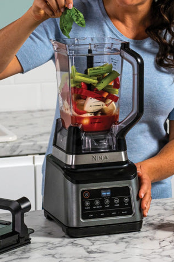 **SharkNinja 닌자 올인원 블렌더 프로페셔널 믹서기 BN800KR**는 1200W의 강력한 모터와 6단계 모션 블레이드 시스템을 통해 블렌딩, 다지기, 반죽, 얼음 분쇄 등 다양한 기능을 제공하는 다재다능한 주방 필수템입니다. 2.1L 피처, 700mL 싱글컵, 1.8L 푸드프로세서 볼을 포함하여 다양한 용도로 활용 가능하며, 4중 안전 시스템, 자동 환기 시스템, 흡착식 받침으로 안전하게 사용할 수 있습니다. BPA-Free 트라이탄 소재로 제작되어 위생적이며, 3단 블레이드 구조와 영양소 보존 기능으로 더욱 만족스러운 사용 경험을 선사합니다.
