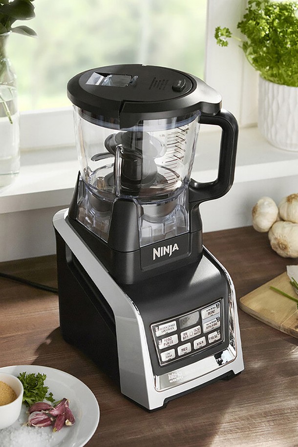 [SharkNinja] 닌자 Auto-IQ 초고속 블렌더 믹서기+푸드프로세서 BL682KR은 1500W의 강력한 모터와 6 Motion Blade 시스템을 통해 스무디, 주스, 다진 재료 등 다양한 요리를 손쉽게 만들 수 있습니다. Auto-IQ 시스템과 5가지 자동 모드(Frozen Drink/Smoothies, Blend, Ultra Blend, Puree, 수동 모드)를 지원하며, 2.1L 피처컵, 푸드프로세서 보울, 싱글컵 등 다양한 구성품으로 편리성을 더했습니다. 안전 잠금, 과열 방지 시스템, BPA Free 소재 사용으로 안전하게 사용할 수 있으며, 9kg의 무게와 250x180x220mm 크기로, 다양한 용도로 활용 가능한 주방 필수템입니다.
