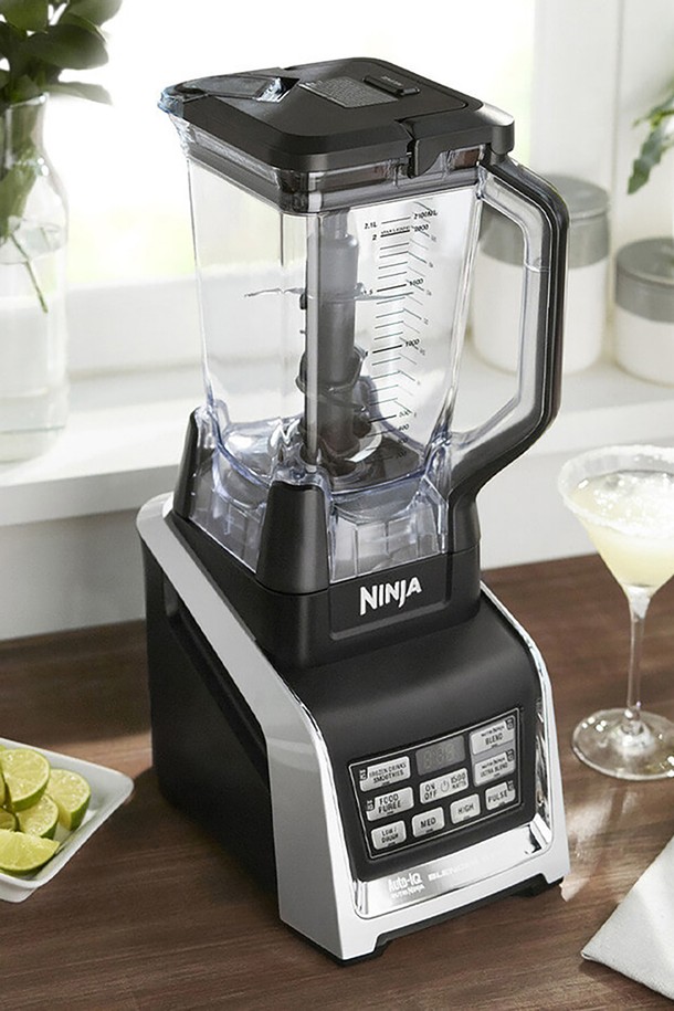 SharkNinja 닌자 Auto-IQ 초고속 블렌더 믹서기 BL642KR은 블랙과 실버 색상으로 출시되었으며, Auto-IQ 기능과 초고속 블렌딩 기술을 통해 스무디, 주스, 퓨레 등 다양한 음료와 분쇄 작업에 최적화된 제품입니다. 본체, 블렌더 용기, 개인용 블렌딩 컵으로 구성되어 있으며, 플라스틱과 스테인리스 스틸 소재를 사용하여 내구성을 높였습니다. 디지털 디스플레이와 다양한 속도 조절 기능, 분리형 칼날을 갖춰 사용 편의성을 극대화했습니다.
