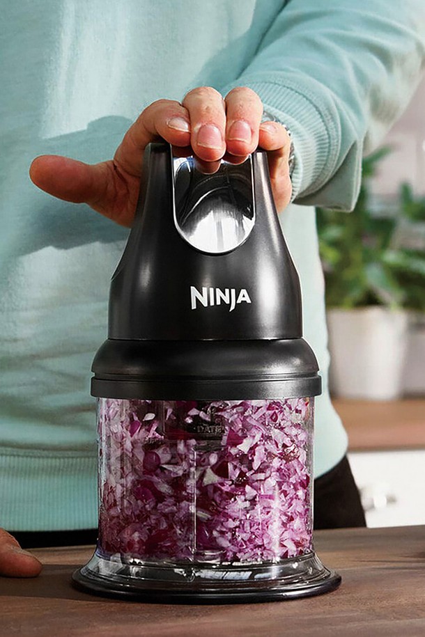 [SharkNinja] 닌자 프로페셔널 초퍼 블렌더 NJ1001KR은 500ml 용량으로, 4중 스테인리스 칼날과 BPA-FREE 친환경 소재를 사용하여 내구성과 안전성을 높인 주방 필수품입니다. 마늘, 양파, 견과류 등 다양한 식재료를 빠르고 간편하게 다질 수 있으며, 소스 및 양념 제조, 분쇄 기능까지 갖춰 요리의 즐거움을 더합니다. 200W의 강력한 모터와 원버튼 작동 방식, 안전 설계 시스템, 컴팩트한 사이즈로 편리하게 사용할 수 있습니다.
