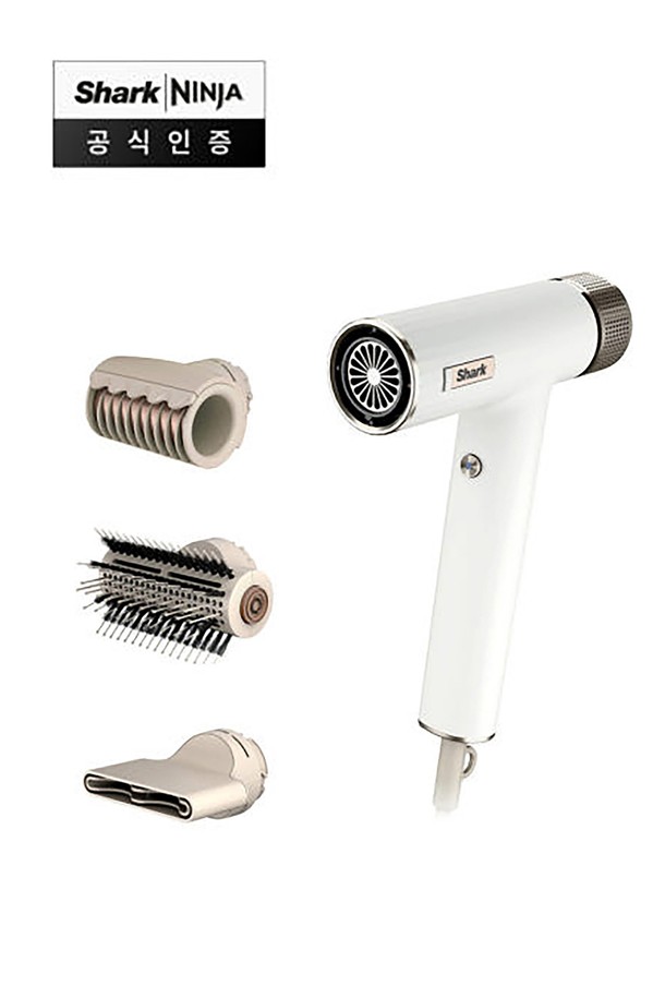 [SharkNinja] 샤크 스피드스타일 3in1 멀티 에어 드라이기 HD331KR은 이온 기능과 열풍 조절, 회전 노즐을 통해 스타일링, 볼륨, 정전기 방지까지 가능한 제품입니다. 본체, RapidGloss™ 피니셔, QuickSmooth 브러시, 터보 컨센트레이터로 구성되어 있으며, 550g의 가벼운 무게와 2.44m의 넉넉한 전원선 길이를 자랑합니다. 코안다 기술과 스마트 액세서리 인식 시스템, 인체공학적 디자인으로 프리즈 감소, 광택 향상, 모발 텍스처 개선 효과를 제공하는 화이트 색상의 헤어 드라이기입니다.
