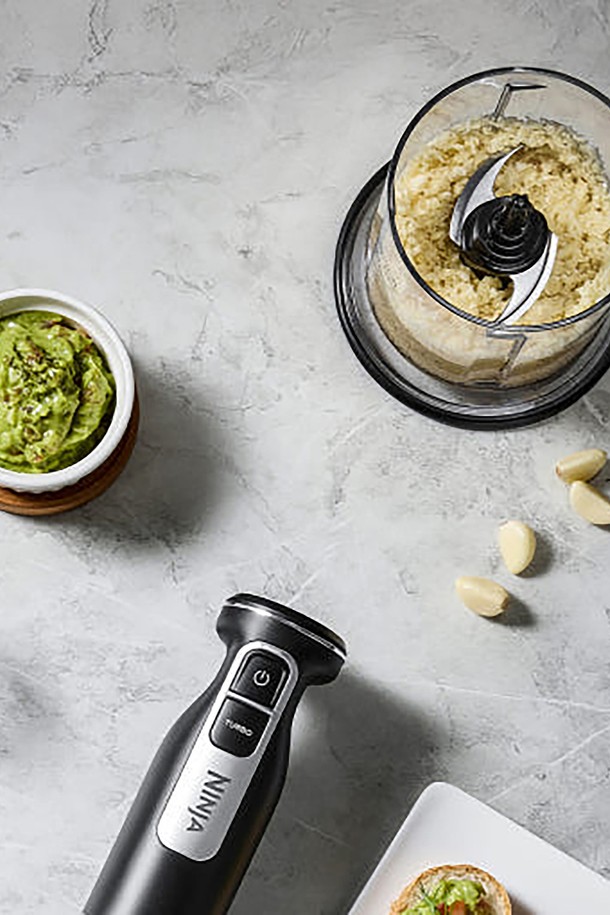 [SharkNinja] 닌자 푸디 파워 초퍼 CI1001KR은 분쇄, 다지기, 블렌딩 기능을 갖춘 주방가전입니다. 강력한 850W 모터와 2단계 속도 조절 및 터보 모드를 지원하여 마늘, 고기, 견과류, 건어물 등 다양한 식재료를 간편하게 손질할 수 있습니다. 스마트 토크 기술로 안정적인 작동과 일정한 블렌딩 속도를 유지하며, 파워 베이스 모터 유닛, 다지기 용기, 보관용 뚜껑 등 다양한 구성품을 제공합니다.
